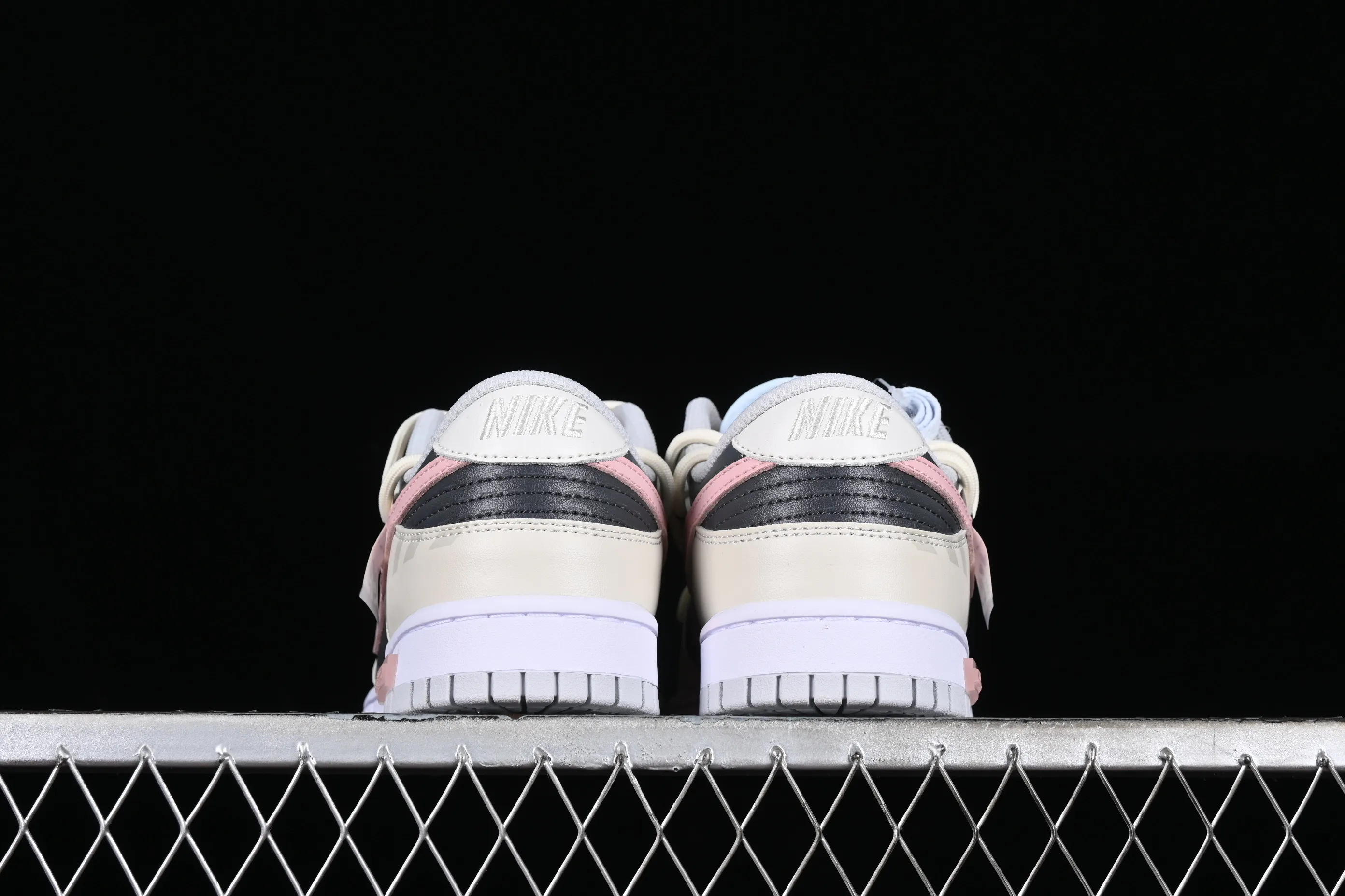 All Categories Nk SB Dunk Series Nk SB Dunk Low Low-top Sneakers Nk Dunk Low Panda Prank-Summer Theme Pink Lover Smoked Cappuccino SB Strappy Low-top Casual Sneakers FD1232-002